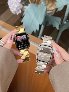 Detailansicht des Wellen-Metall-Uhrenarmbands passend für Apple Watch in Gold und Silber.