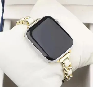 Cinturino per orologio in pelle e catena metallica, stile chic di design, bianco e oro.
