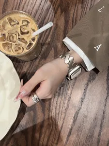 Detailansicht des glatten, gewellten Metallarmbands, polierte Oberfläche für Smartwatches.
