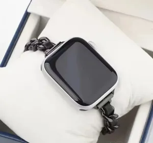Primo piano dettagliato del elegante cinturino di ricambio per smartwatch in catena e pelle.