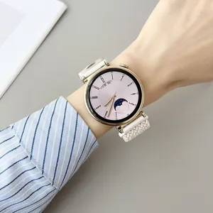 Detailopname van de gevlochten nylon horlogeband om de pols, met zichtbare textuur en sluiting.