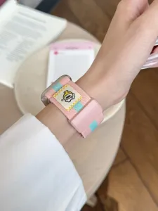 Nylon magnetische horlogeband compatible met Apple Watch, roze blauwe strepen met patch.
