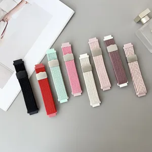 Gedetailleerd overzicht van gekleurde nylon gevlochten horlogebanden met metalen gespen.