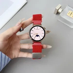 Close-up van het rode geweven nylon horlogebandje gecombineerd met een ronde smartwatch.