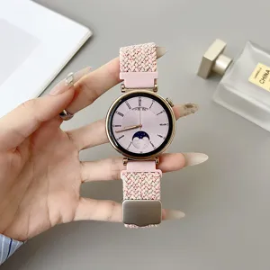 Gedetailleerd overzicht van roze nylon gevlochten horlogebandje, geschikt voor smartwatches.