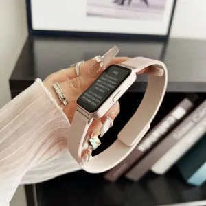 Primer plano detallado de una correa de reloj inteligente de silicona rosa en la muñeca.