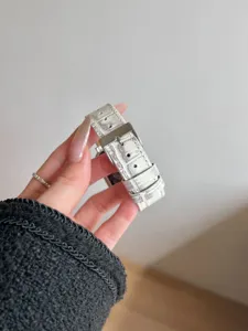 Gedetailleerde close-up van de witte krokodillenleer textuur horlogeband gesp, fijn design.