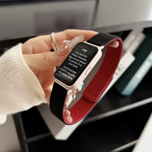 Primer plano detallado de la correa de reloj de silicona magnética con elegante diseño bicolor.