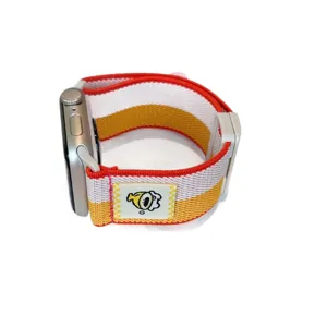 Gevlochten nylon magnetische horlogeband compatibel met Apple Watch, kleurrijk gestreept design.