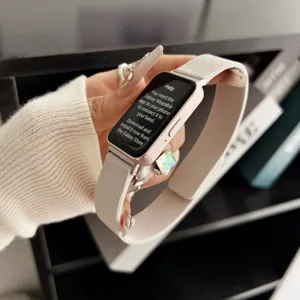 Primer plano detallado de la correa de reloj inteligente de silicona magnética de textura suave.