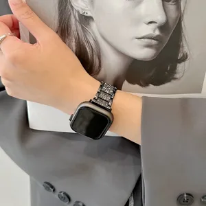 Dettaglio del brillante cinturino di ricambio per smartwatch in metallo nero con strass.