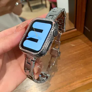Primo piano dettagliato di cassa per orologio in metallo con strass e cinturino a maglie.