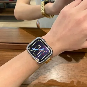 Vista dettagliata cassa smartwatch con strass e cinturino in metallo al polso, stile elegante.