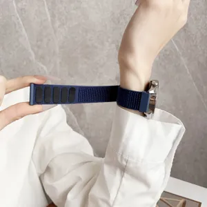 Blaues Nylon Loop Uhrenarmband kompatibel mit Smartwatches, bequemes Klettband Design.