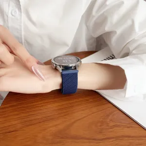 Nahaufnahme des dunkelblauen gewebten Nylon-Uhrenarmbands mit strapazierfähigem Twill-Design.