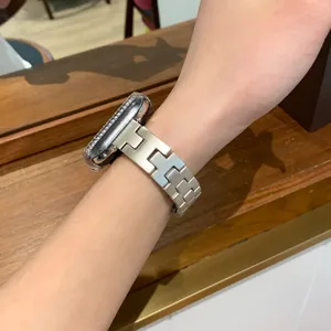Cinturino in metallo con maglie H e cassa con strass per smartwatch, ricambio elegante.