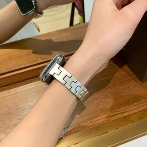 Cinturino per orologio in metallo di acciaio inossidabile con maglie H e fibbia, vista dettagliata.