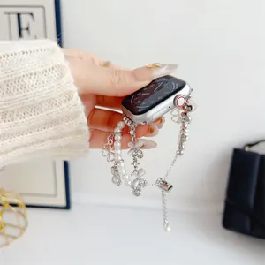 Bracelet montre métal perle trèfle compatible Apple Watch, design élégant pour tous les jours.