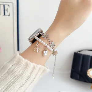 Bracelet de montre en métal et perles de luxe avec charms trèfle pour Apple Watch.