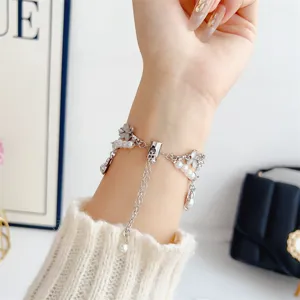 Bracelet de montre en metal et perles compatible avec Apple Watch, design trèfle élégant.