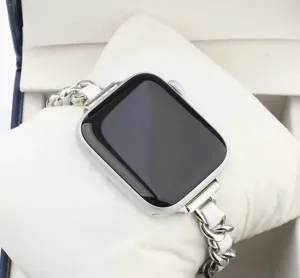 Cinturino di ricambio elegante con catena in metallo e pelle per smartwatch, dettaglio chic.