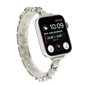 Vista dettagliata del cinturino di ricambio in metallo e pelle intrecciata per smartwatch.