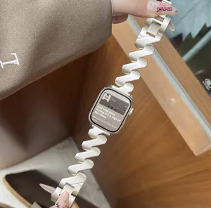 Glänzendes Metall welliges Uhrenarmband kompatibel mit Apple Watch, elegantes Design.