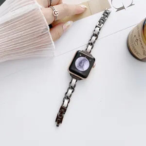 Dettaglio ravvicinato dell'elegante cinturino per orologio in metallo e pelle con catena.