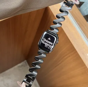 Elegantes glänzendes Wellen-Metall-Uhrenarmband kompatibel mit Apple Watch Damen.