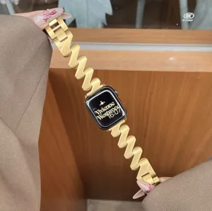 Nahaufnahme des goldenen Wellen-Metall-Apple-Watch-Armbands mit glänzender Metalltextur.