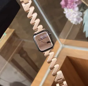 Roségoldes Metall wellenförmiges Uhrenarmband für Apple Watch S10 S9, eleganter Ersatz.