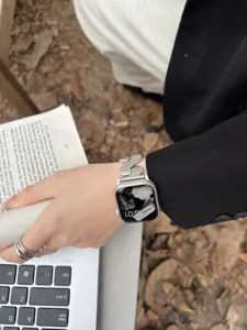 Glänzendes Wellen-Metall-Ersatzarmband kompatibel mit Apple Watch, stylisches Accessoire.