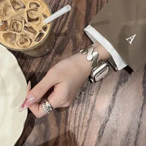 Metall gewelltes Uhrenarmband Ersatz für Apple Watch, stilvolles glänzendes silbernes Armband.