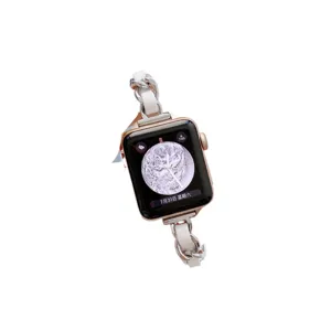 Cinturino per orologio in pelle e catena compatibile Apple Watch, design elegante e chic in metallo.