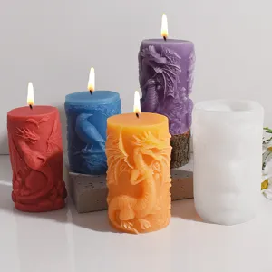 Vista detallada de velas de columna aromáticas con relieve de dragón y pájaro en varios colores.