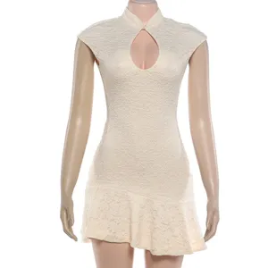 Gedetailleerde close-up van het prachtige kanten lijfje van de elegante beige jurk.