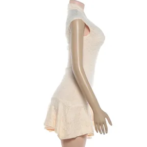 Slanke mouwloze kantjurk met opstaande kraag en geplooide zoom, elegante zomermode detail.