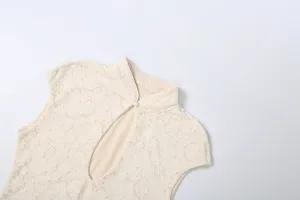 Beige kant mandarijn kraag keyhole detail close-up opname van elegante zomer jurk
