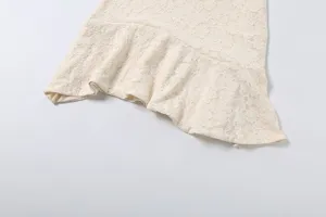 Beige kanten jurk zoom detail met elegant geruseld volant ontwerp voor vrouwen zomer.