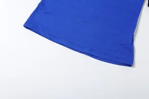 Λεπτομέρεια κάτω στριφώματος μονόχρωμου γυναικείου φανελάκι, άνετο καλοκαιρινό στυλ.