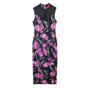 Mouwloze zwarte midi-jurk met een levendige paarse bloemenprint en een elegante doorschijnende mesh kraag.