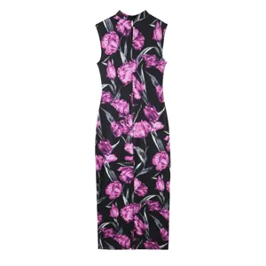 Detailweergave van de mouwloze jurk met bloemenprint, elegante gebreide stof en opstaande kraag.