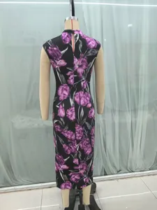 Gedetailleerd uitzicht op een mouwloze elastische gebreide midi jurk met mooie bloemenprint.