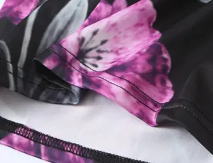 Close-up detail van de dames bloemen gebreide jurk stof, fijne stiksels en heldere print.