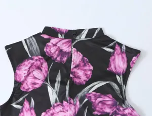 Gedetailleerd overzicht van de achterste kraag van de mouwloze stretch bloemenjurk met knoop.