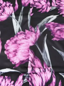 Mouwloze gebreide elastische bedrukte jurk hoofdaanzicht met zwart roze bloemenpatroon.