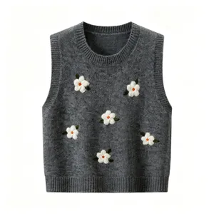 Chaleco de punto gris oscuro con bordado floral blanco 3D, cuello redondo, corte corto.