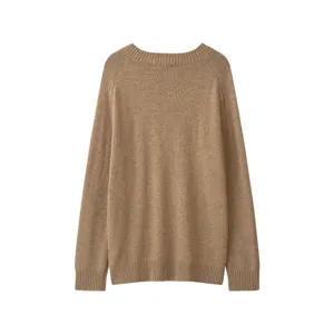 Detailansicht des langärmeligen Damen-Strickpullovers mit Rippkragen und weichem Stoff.