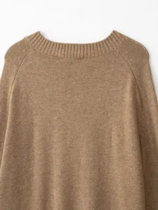Detailansicht des braunen Strickpullovers mit feinem Kragen und Schulterverarbeitung.