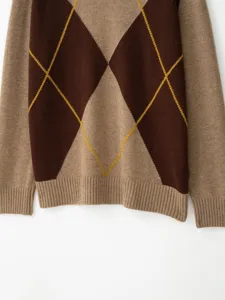 Nahaufnahme des Damen Vintage Argyle V-Ausschnitt Strickpullovers in Braun Beige.